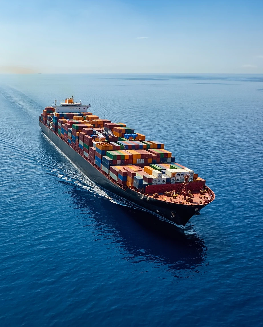 Navio porta-contêineres em alto-mar